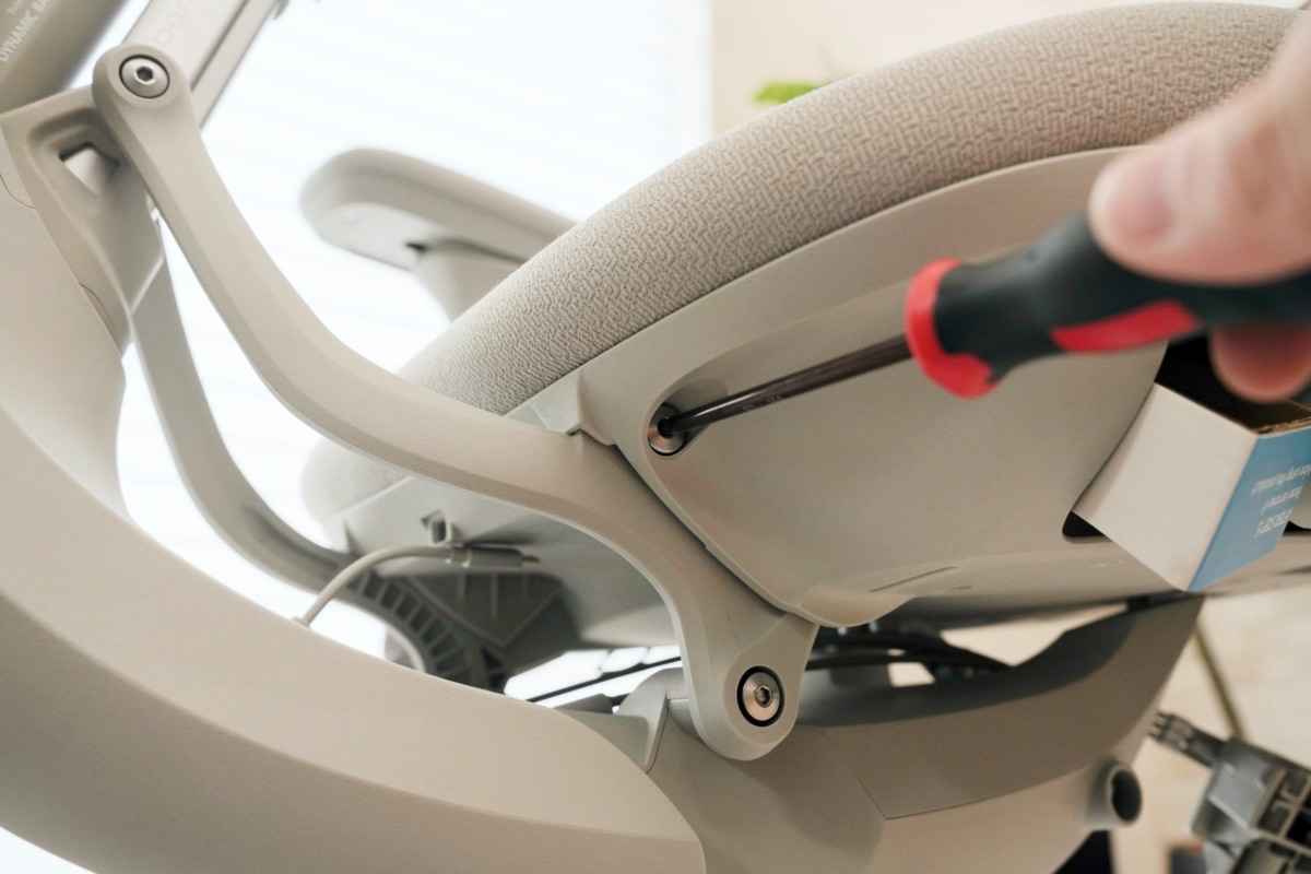 フレームと座面をネジ止め(後方)