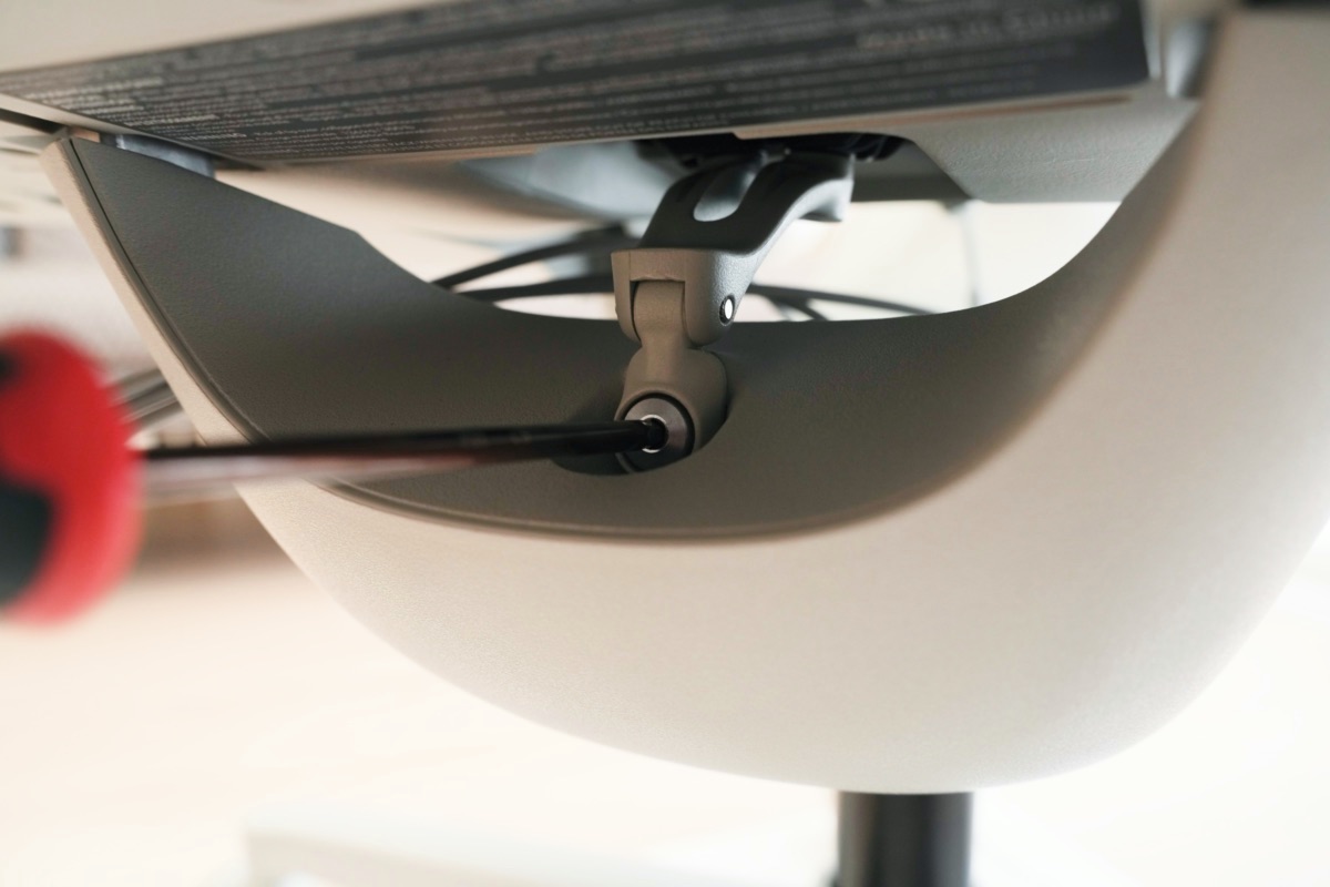 フレームと座面をネジ止め(前方)