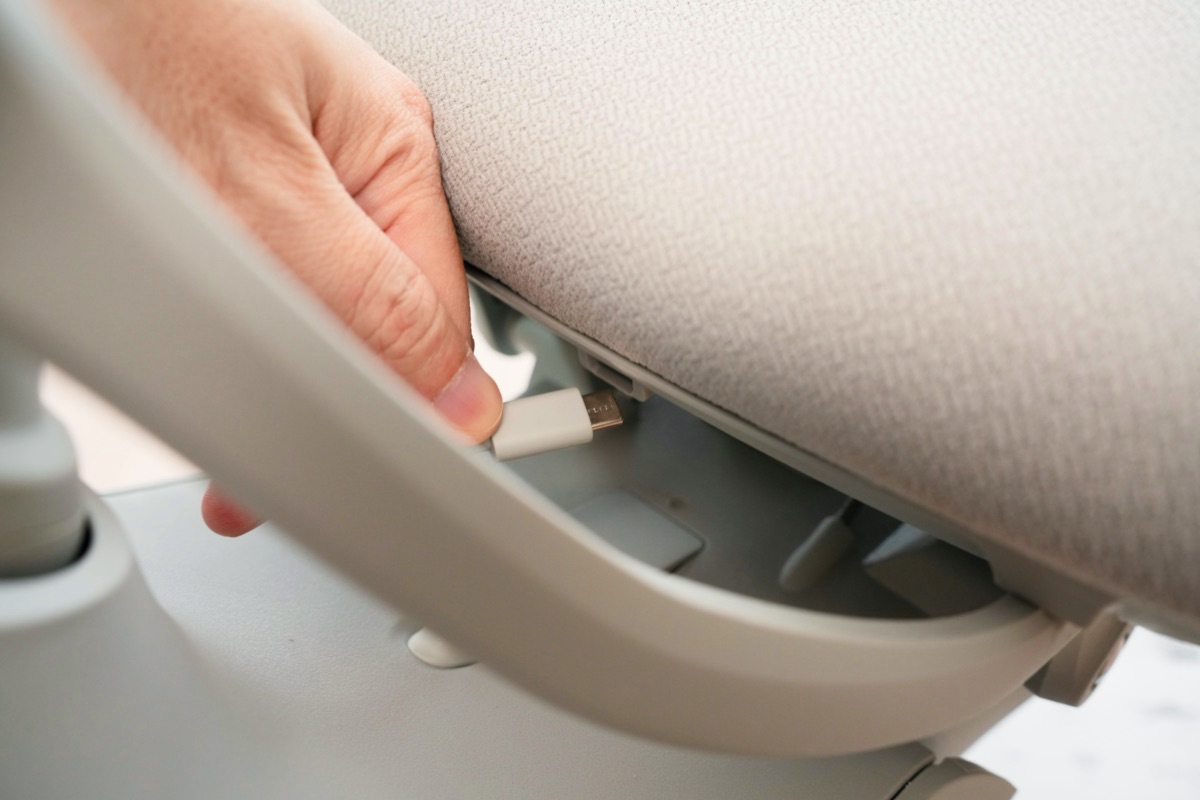 USBケーブルを差し込む