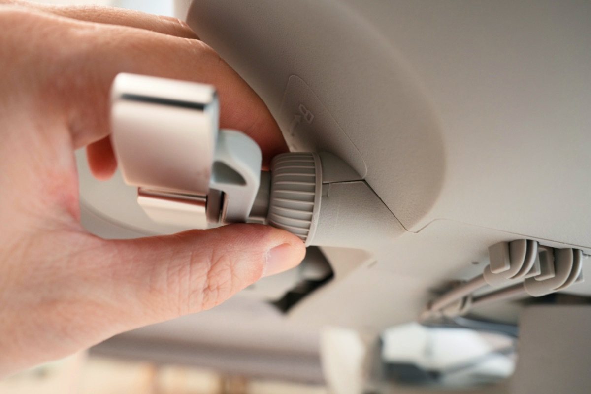 リクライニングスイッチと座面ベースをカプラーで留める