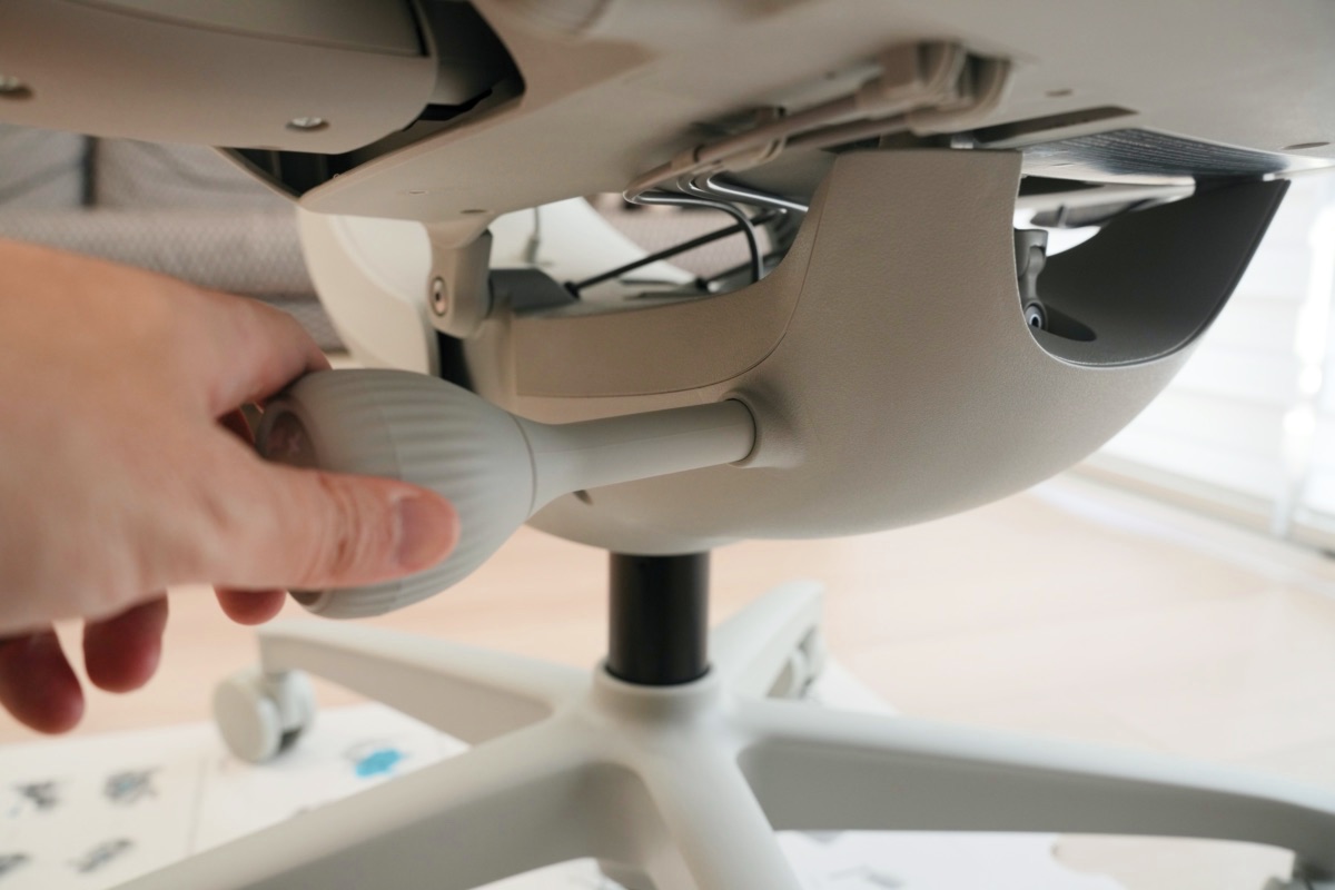 リクライニングテンション調整バーを取り付ける