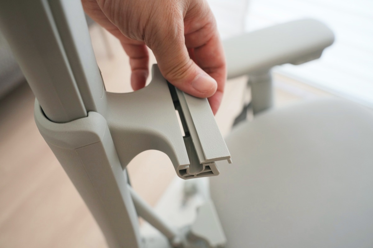 フレーム上部の留め具を外す