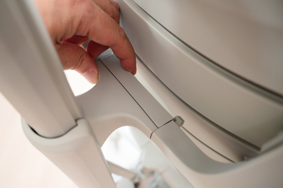 フレーム上部の留め具を戻す