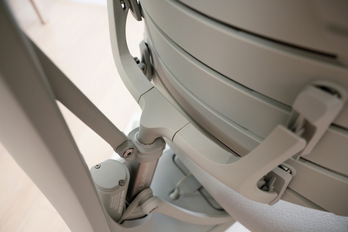 フレーム下部とバックレストを接続