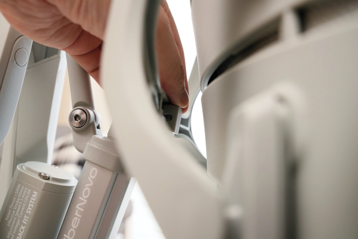 ゴムパーツを内側から取り付けてサポートバーを固定する