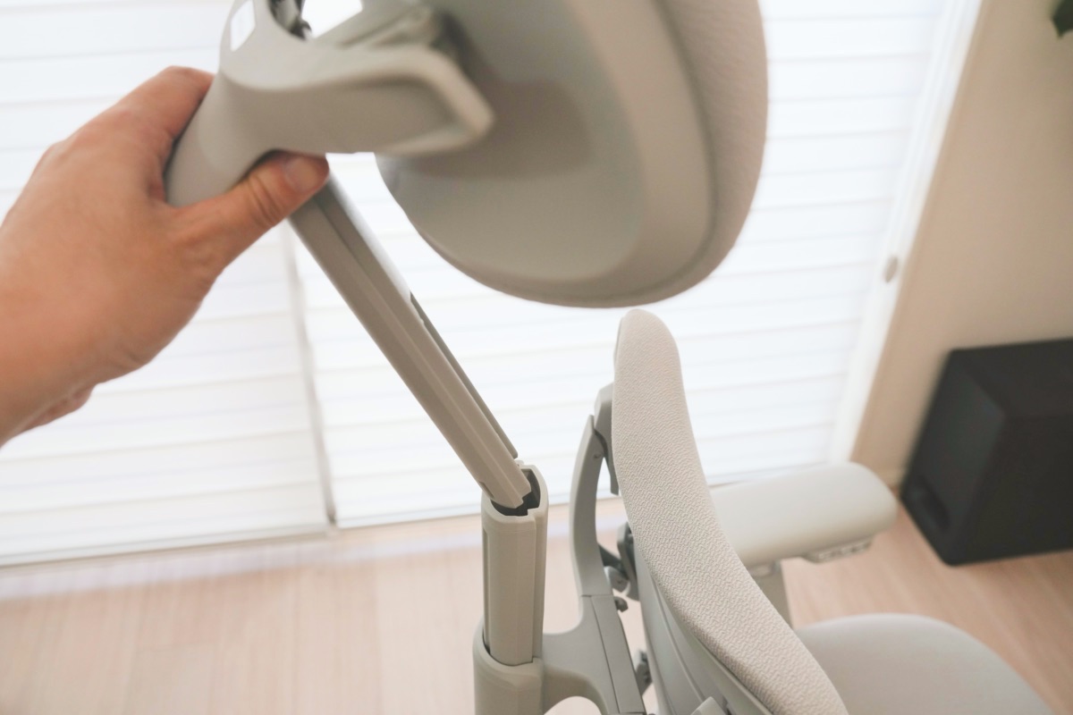 フレームにヘッドレストを差し込む