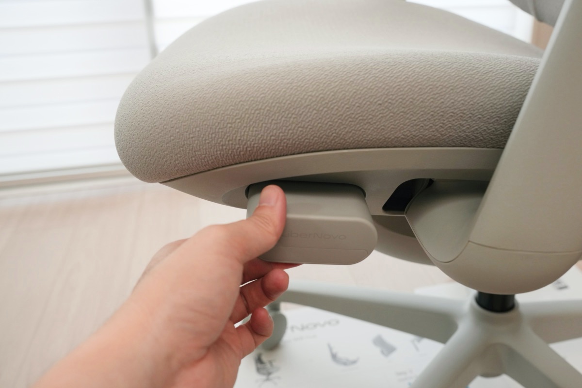 座面下のスロットにバッテリーを差し込む