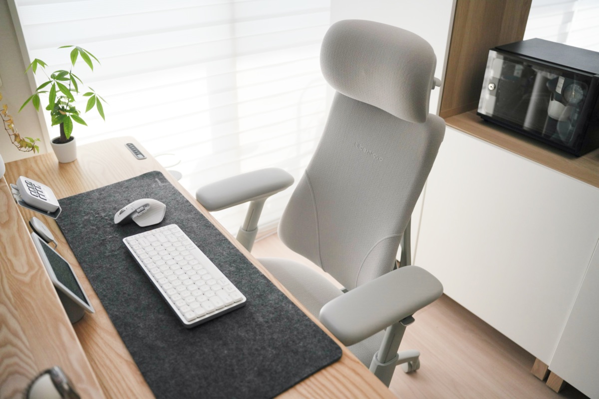 電動式昇降デスクとLiberNovo Omni