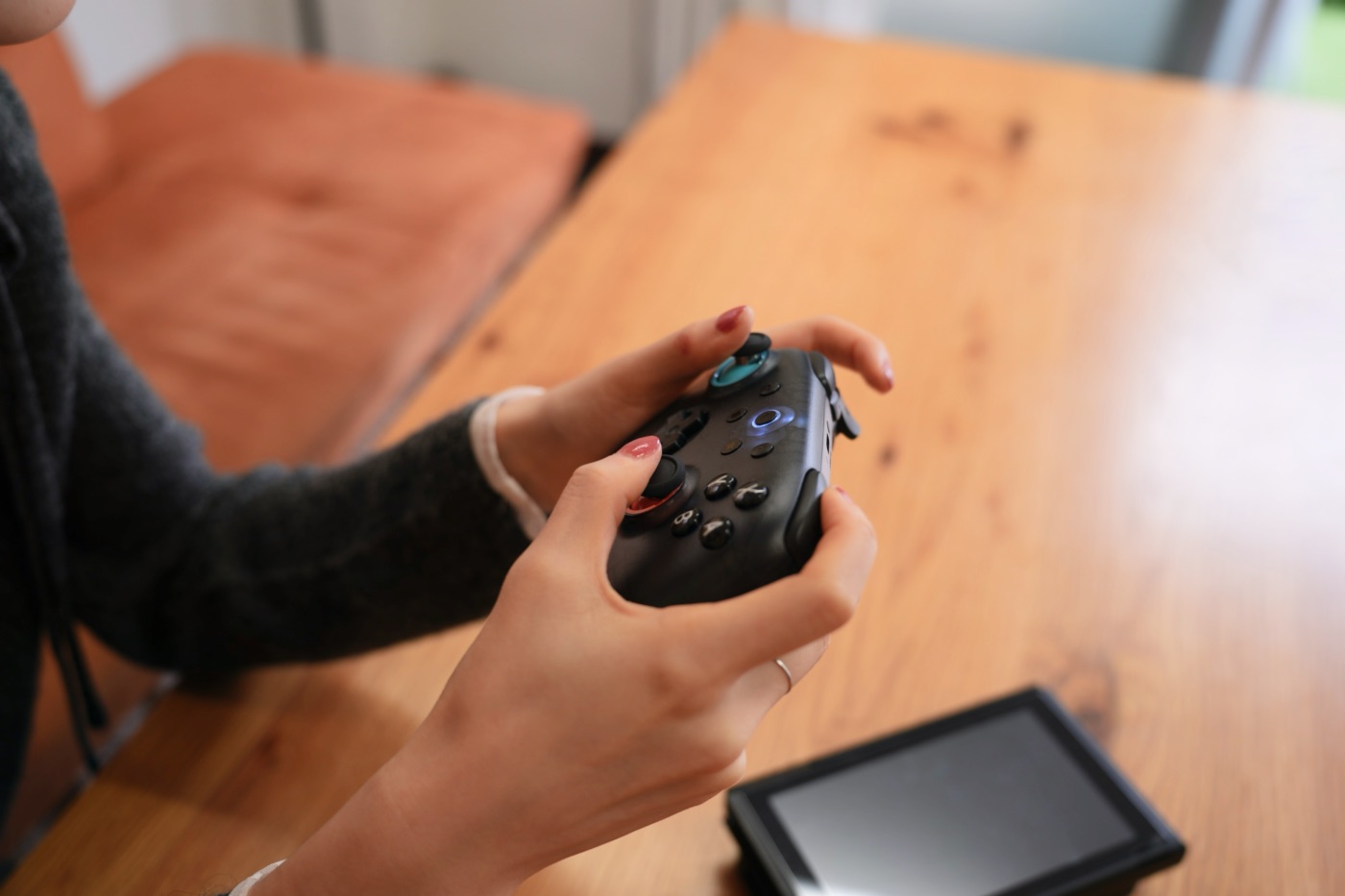 VITURE × 8BitDoを握る様子