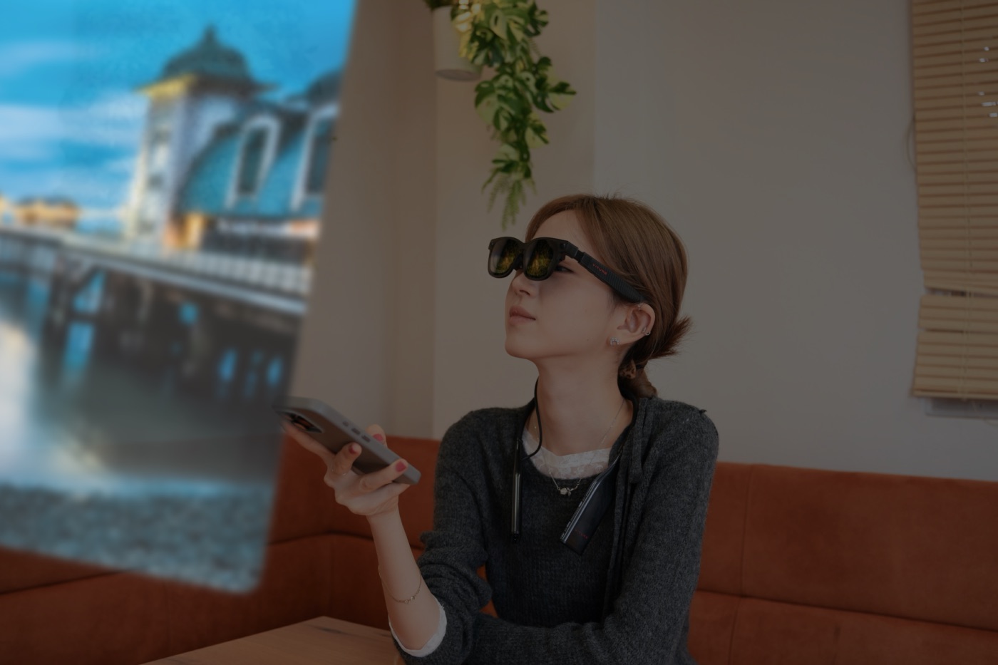 Luma Ultraを装着し、空間に投影された映像を見る女性