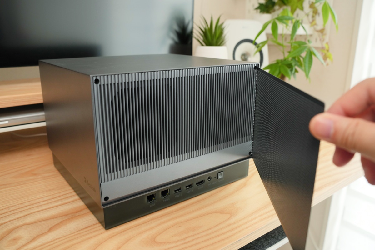 メッシュカバーを開く様子