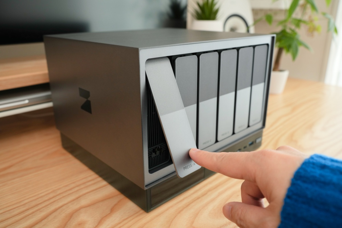 Zettlab AI NAS D6のトレイを開く筆者