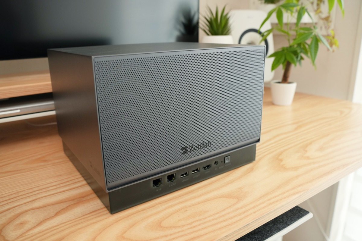 メッシュカバーを取り付けたZettlab AI NAS D6