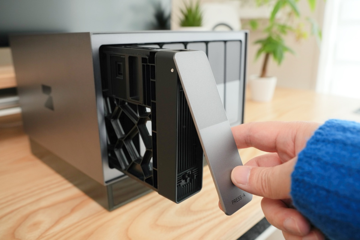 HDDトレイを引き抜く様子