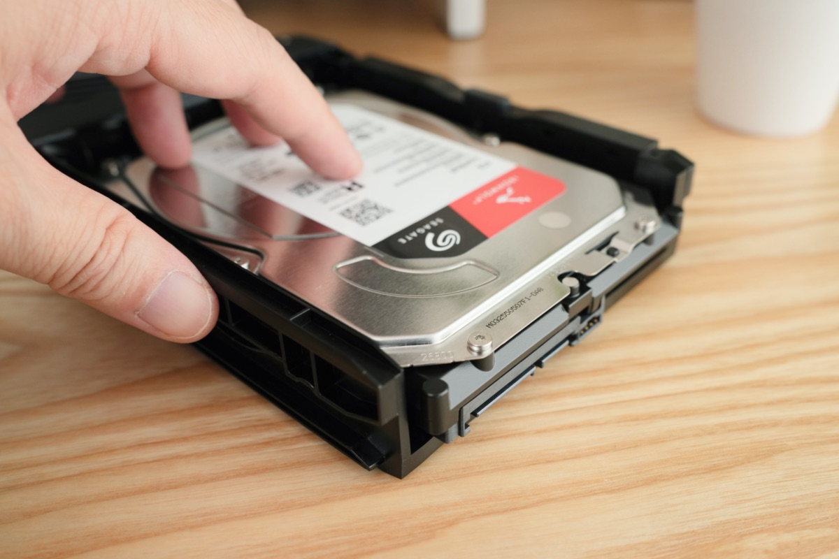 HDDをトレイにセット