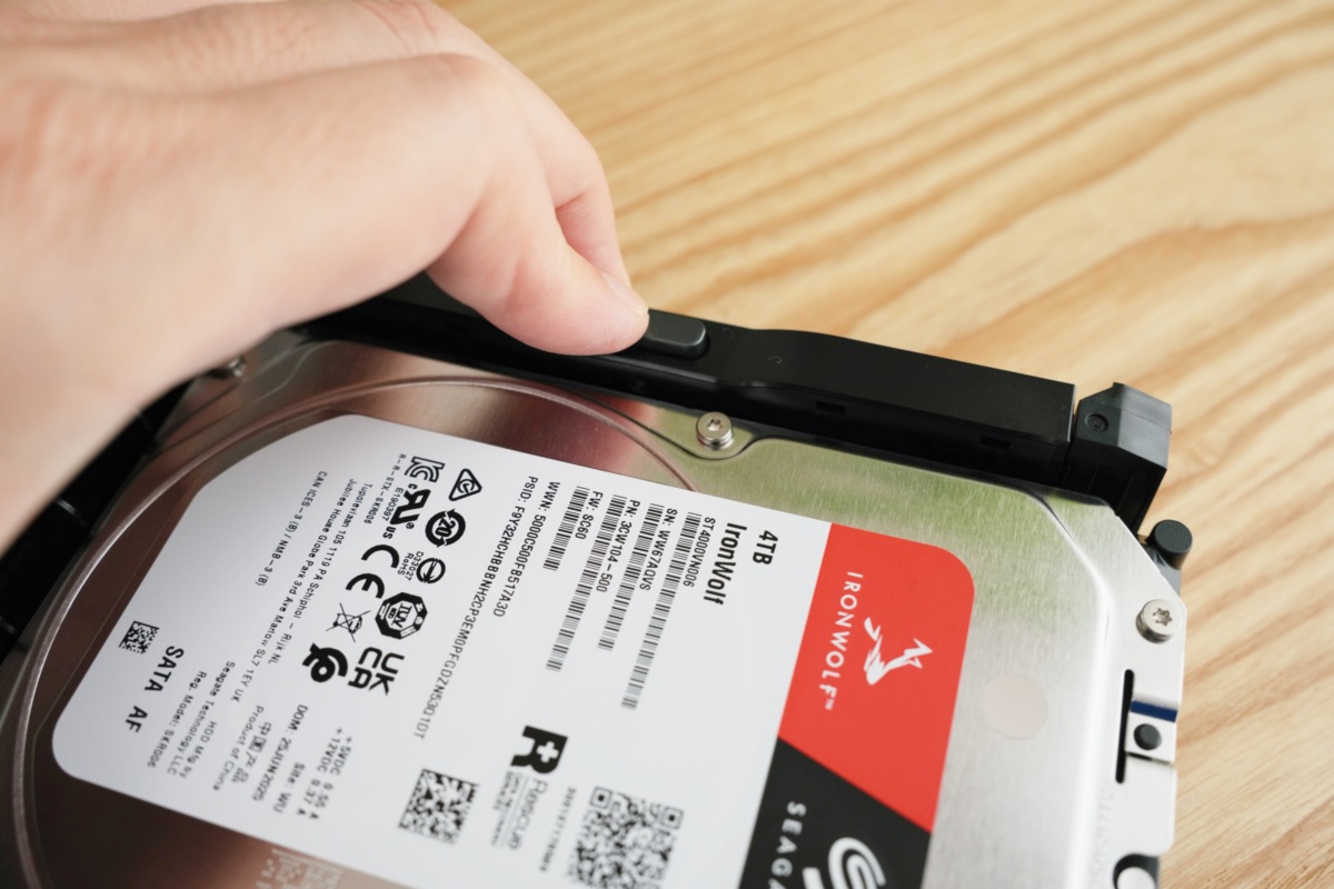 HDDトレイのサイドストッパーを閉じる