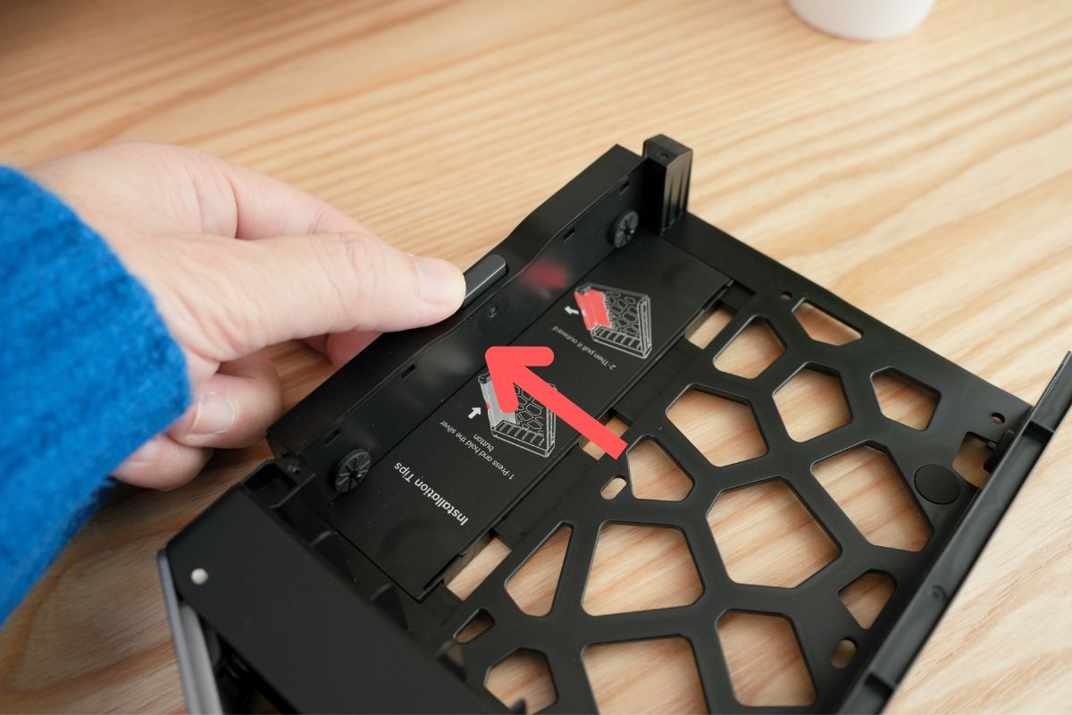 HDDトレイのサイドストッパーを開く