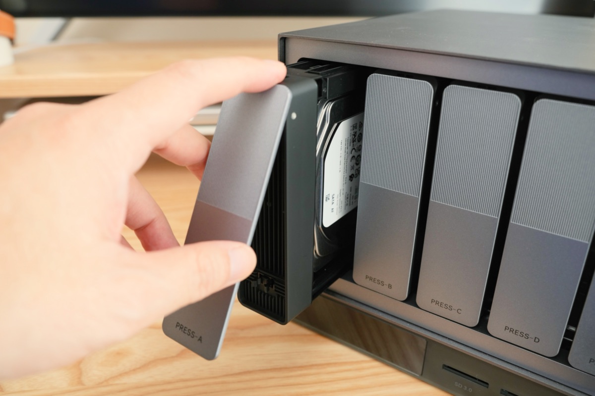 HDDトレイをスロットに戻す