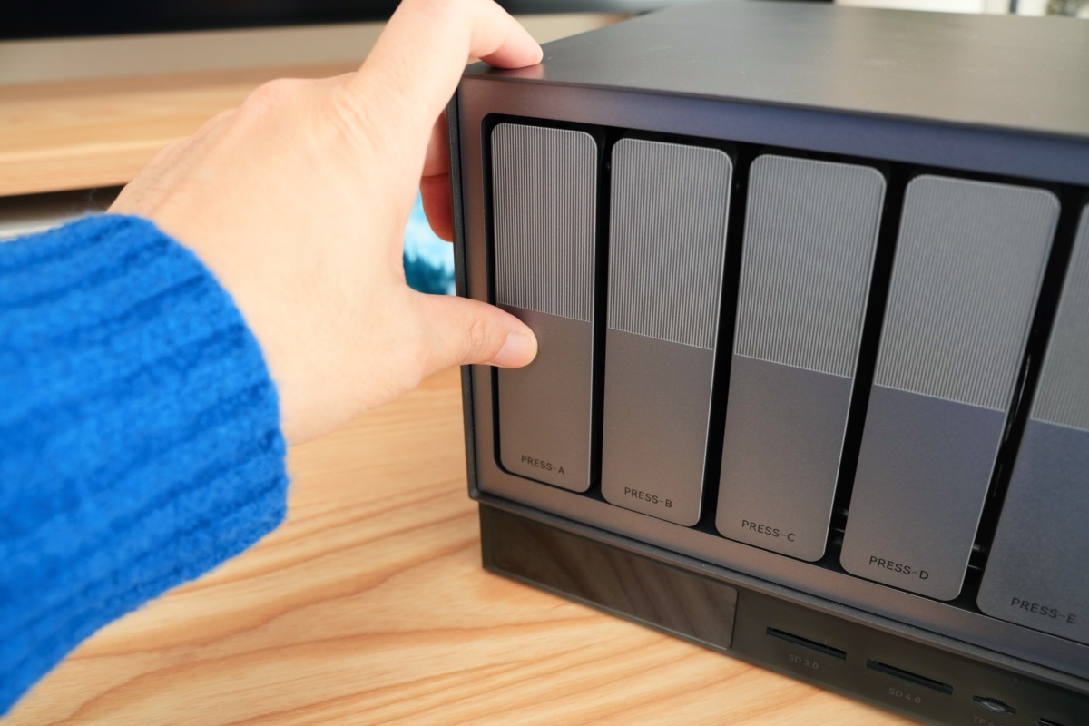 HDDトレイを奥まで押す様子