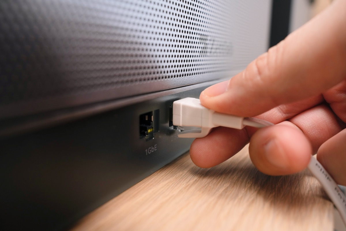 LANケーブルを挿す様子