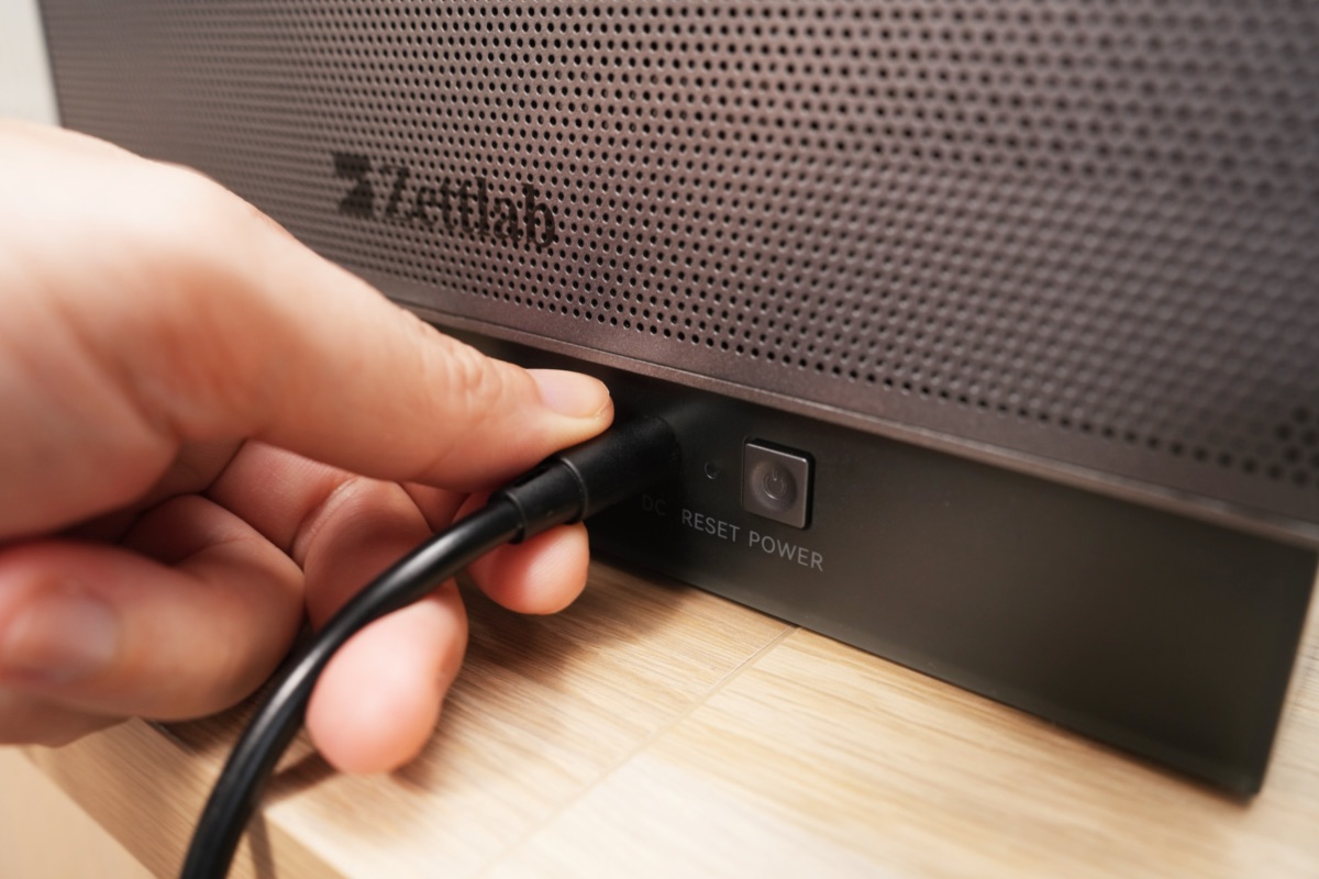 電源ケーブルを挿す様子