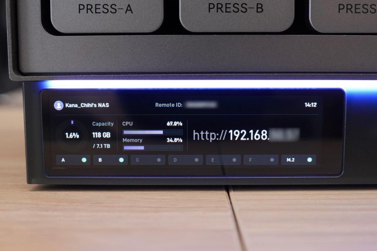 ディスプレイに表示されたZettlab AI NAS D6のステータス画面