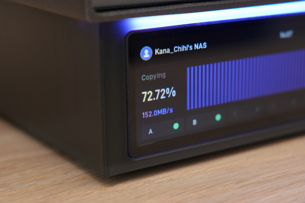 Zettlab AI NAS D6のディスプレイに表示されたSDカードの転送速度