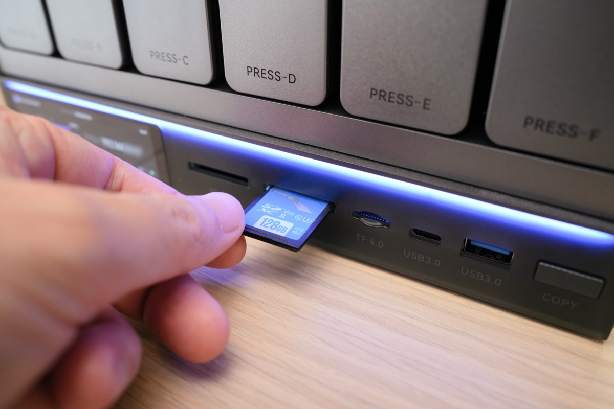 SD4.０ポートにSDカードを挿す様子