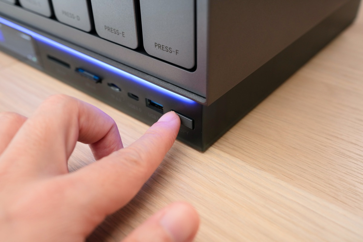 Zettlab AI NAS D6のコピーボタンを押す様子