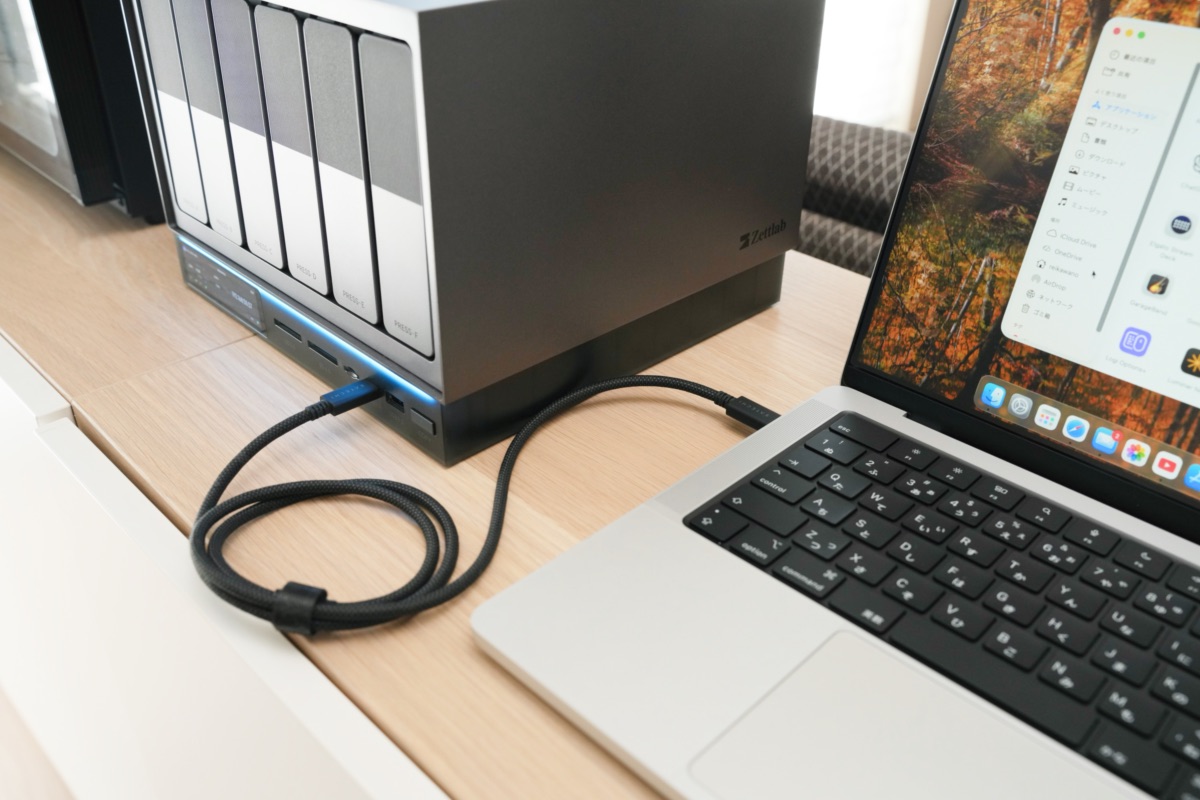 MacBookとUSBケーブルで接続したZettlab AI NAS D6