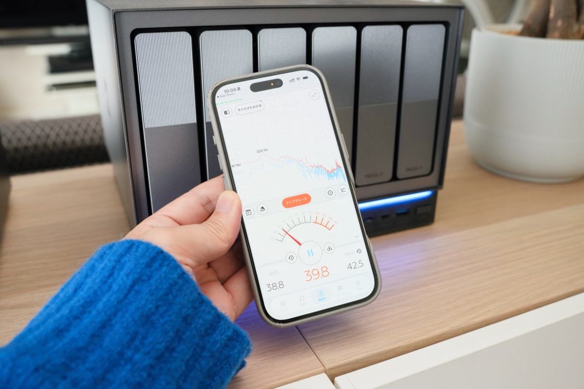 iPhoneアプリで環境音を測る様子