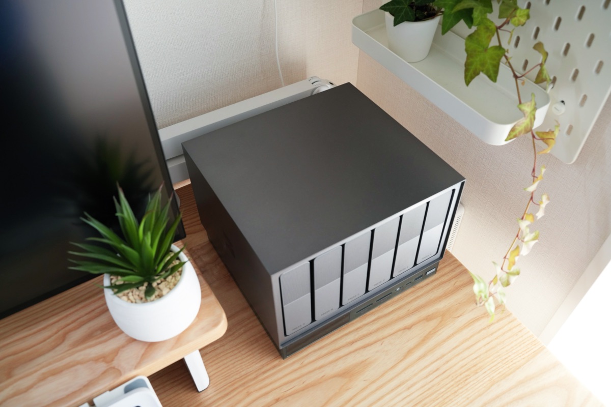 Zettlab AI NAS D6の背面には多少のスペースが必要