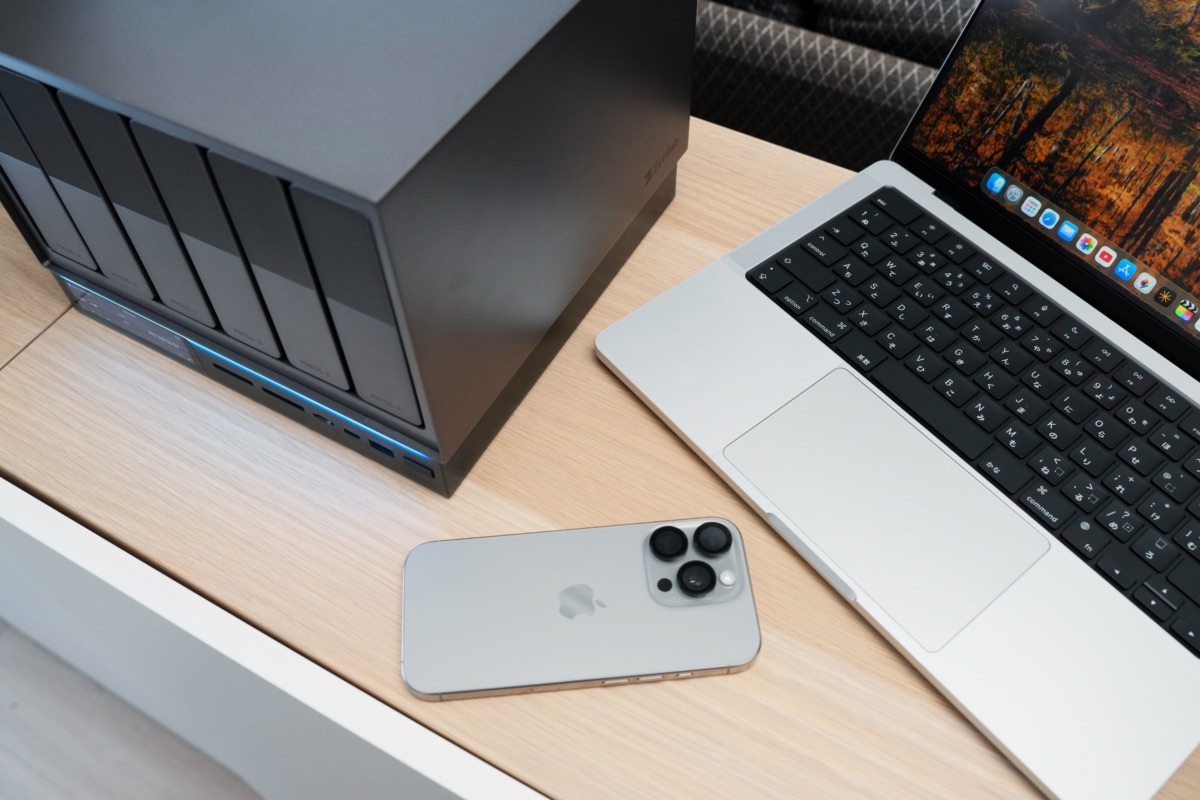 Zettlab AI NAS D6とiPhoneとMacBook