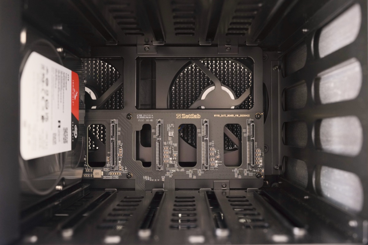 Zettlab AI NAS D6の内部構造