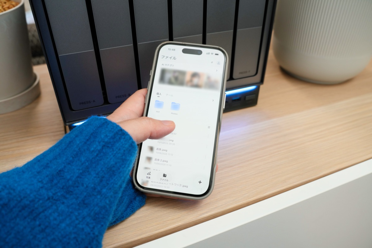 iPhoneのZettlabアプリを操作する様子