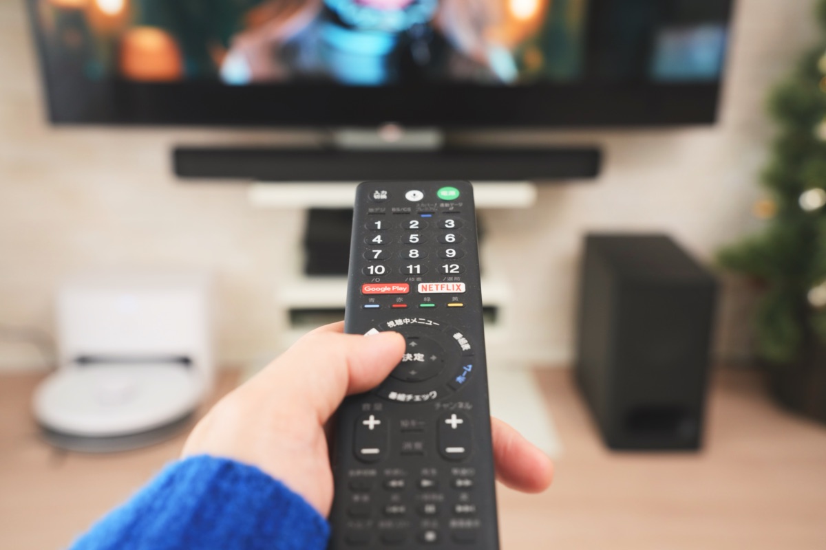 テレビのリモコンでHT-B600を操作する様子