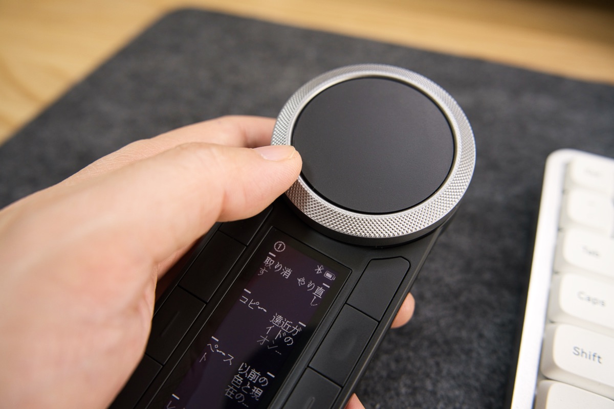 親指で操作しやすいHUION Keydial Remote K40のダイヤル