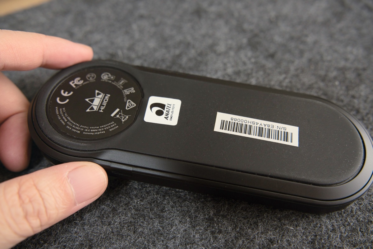 HUION Keydial Remoteの背面はラバー仕様