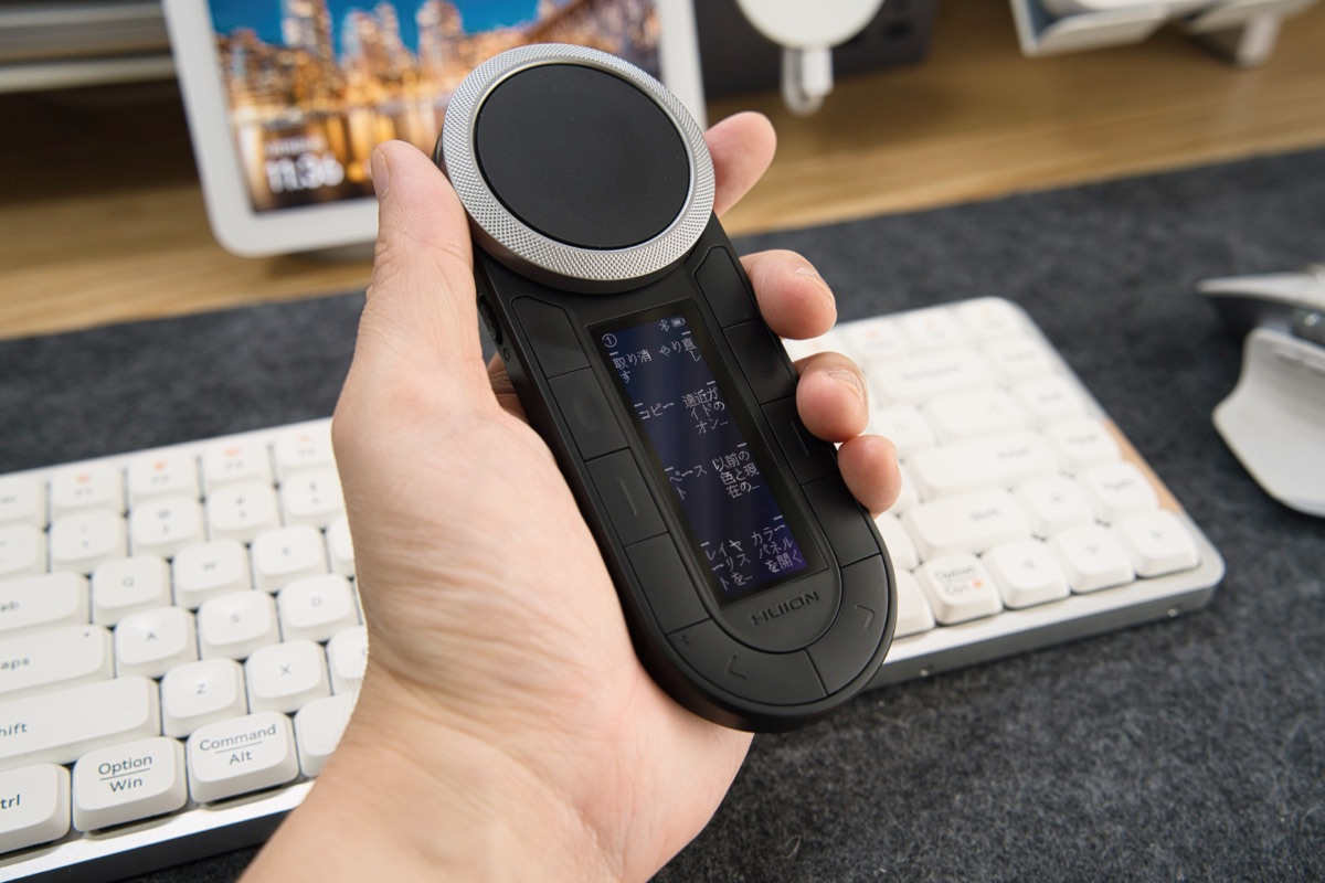 HUION Keydial Remoteを手に握る筆者