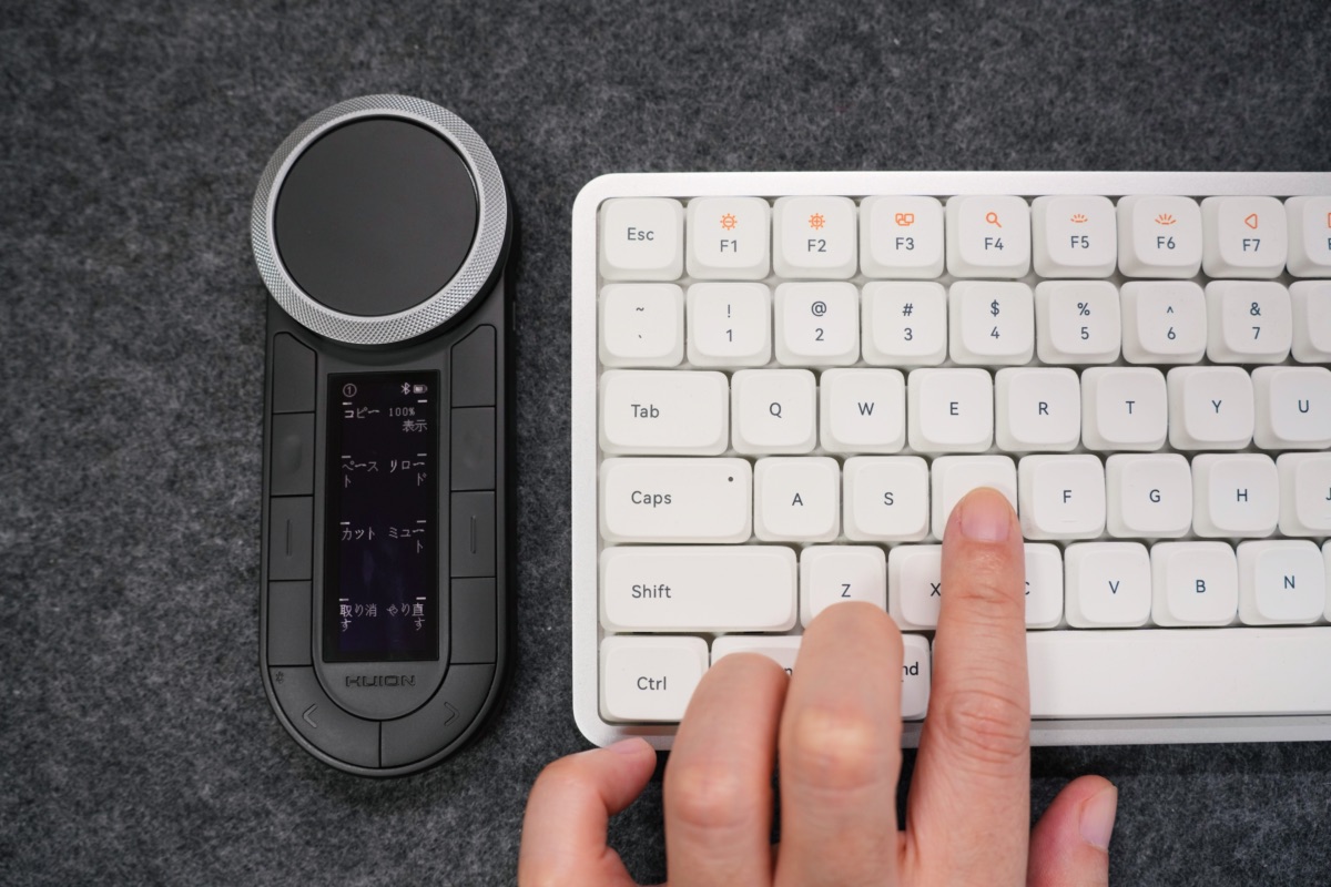 キーボードでショートカットキーを入力する様子