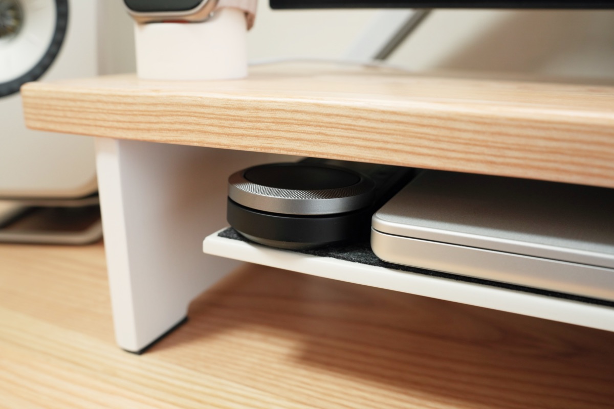 デスクシェルフに収まるHUION Keydial Remote