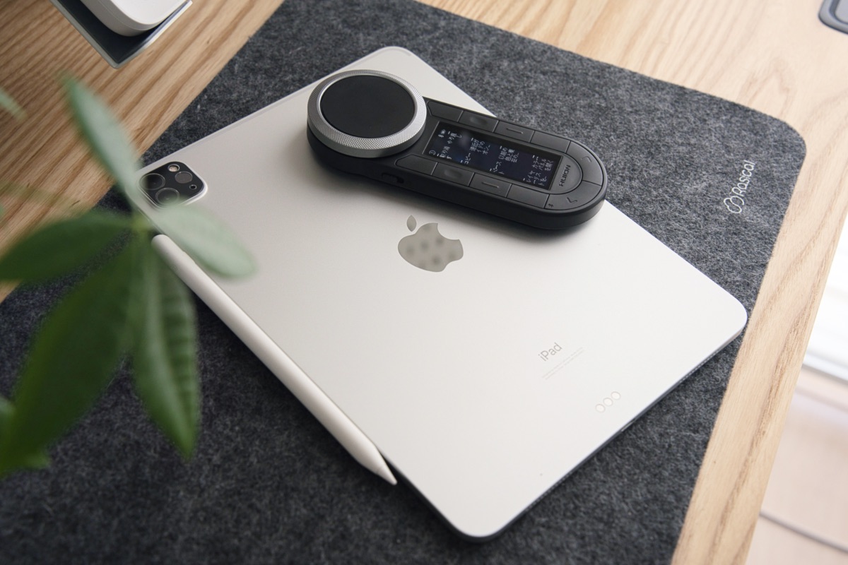 iPadの上に置いたHUION Keydial Remote