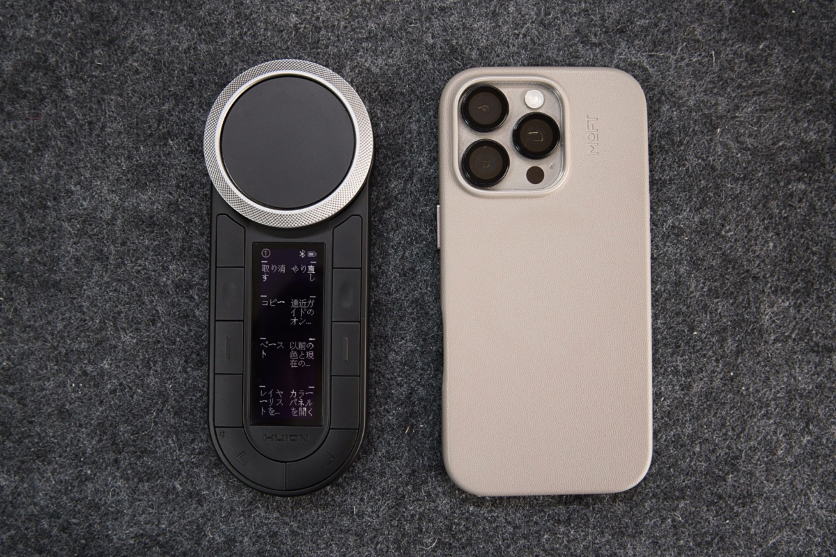 HUION Keydial Remote K40とiPhone16Proはほぼ同様のサイズ感