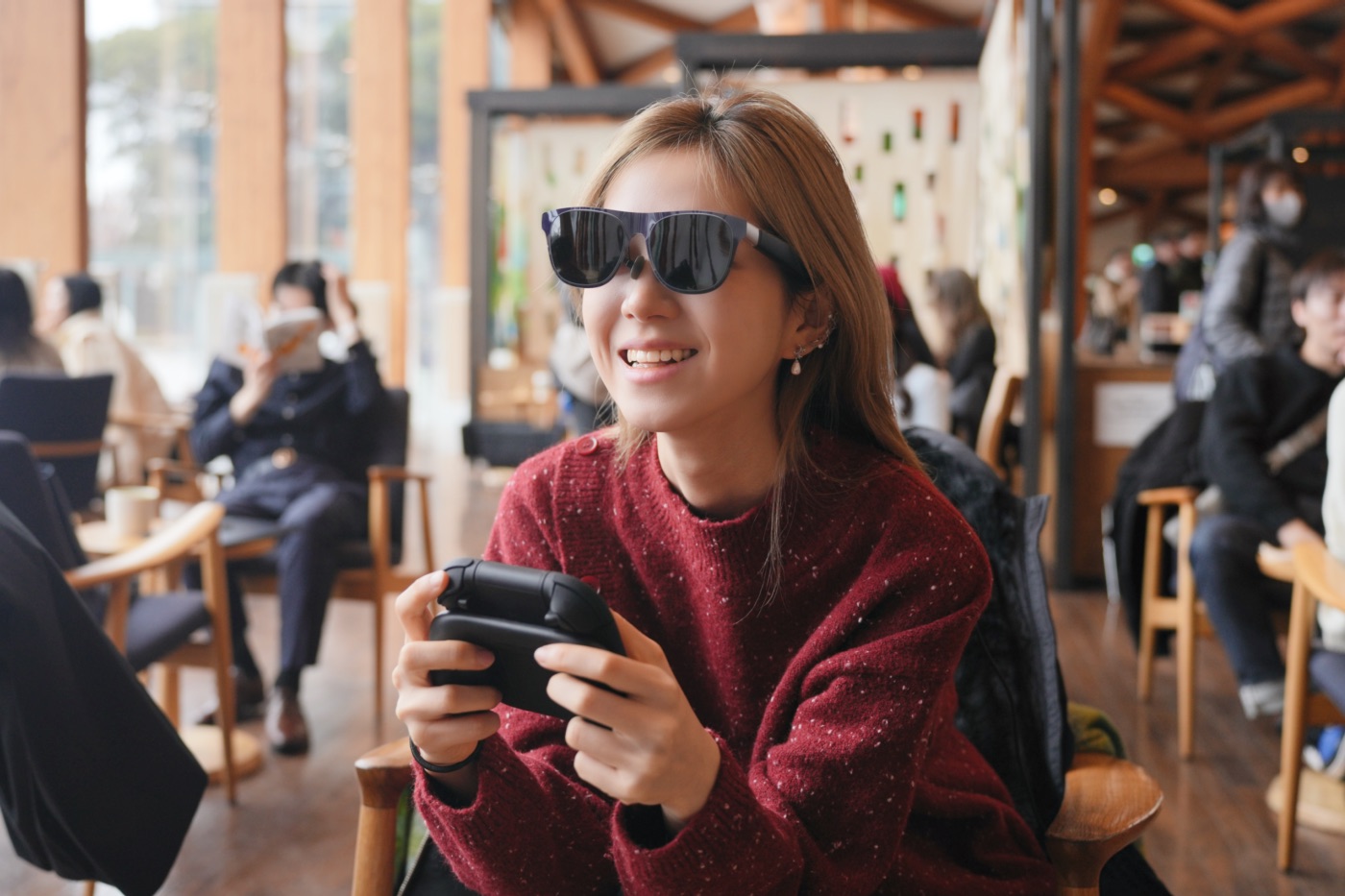 XREAL 1SとNeoでNintendo Switch 2を楽しむ女性