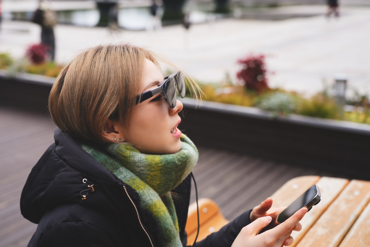 XREAL 1Sの空間映像に驚く女性