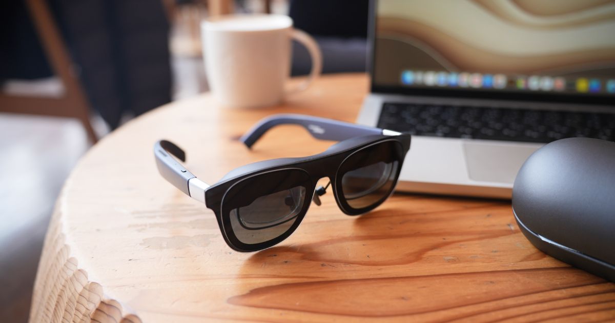 デスクに置かれたXREAL 1S