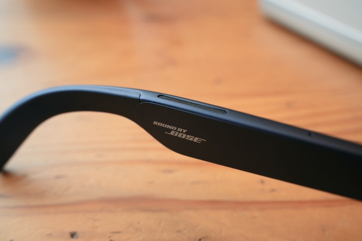 テンプルに内蔵されたBose監修スピーカー