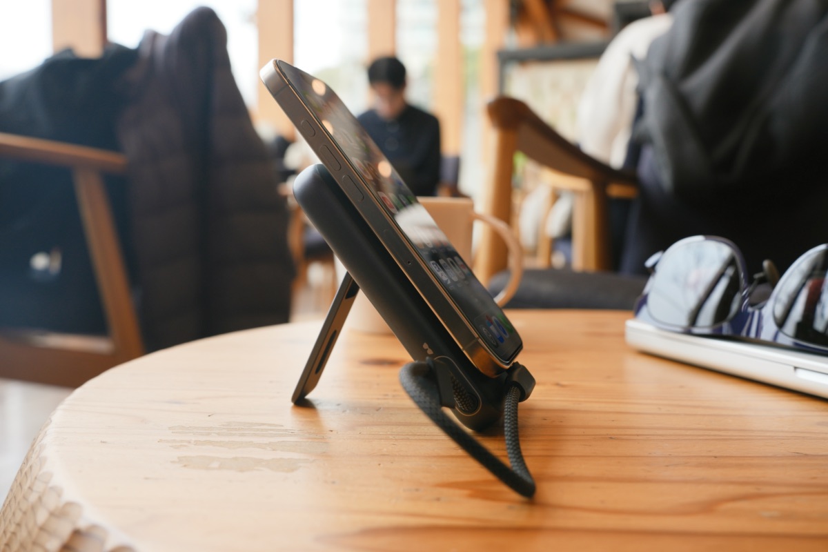 XREAL Neoの大画面でゲームをプレイする女性