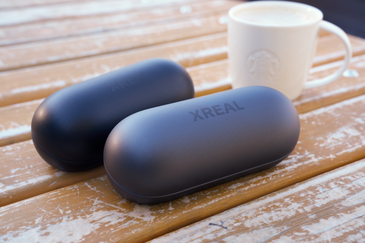 XREAL 1SとOneのケース