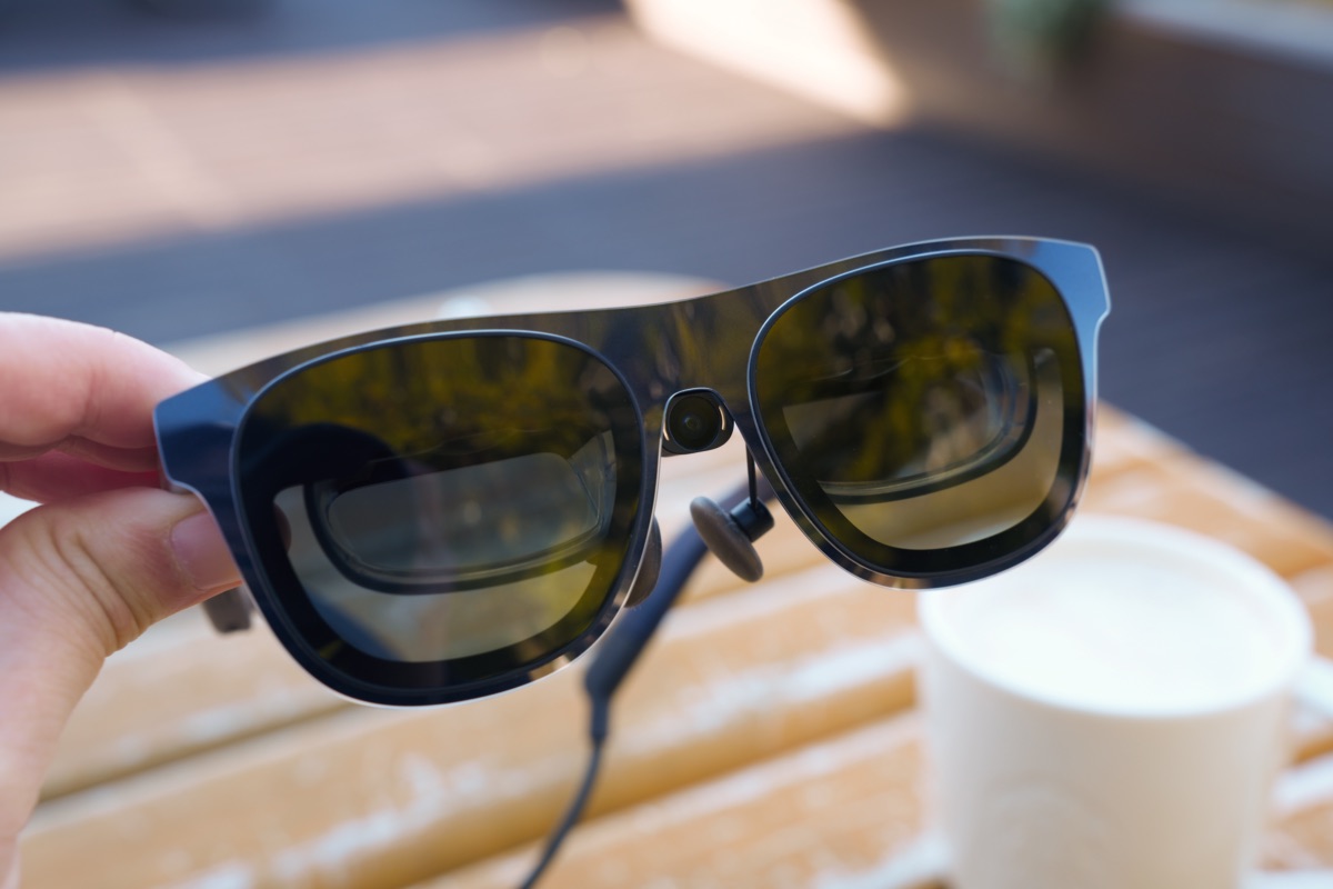 XREAL 1Sに専用カメラXREAL Eyeを装着した様子